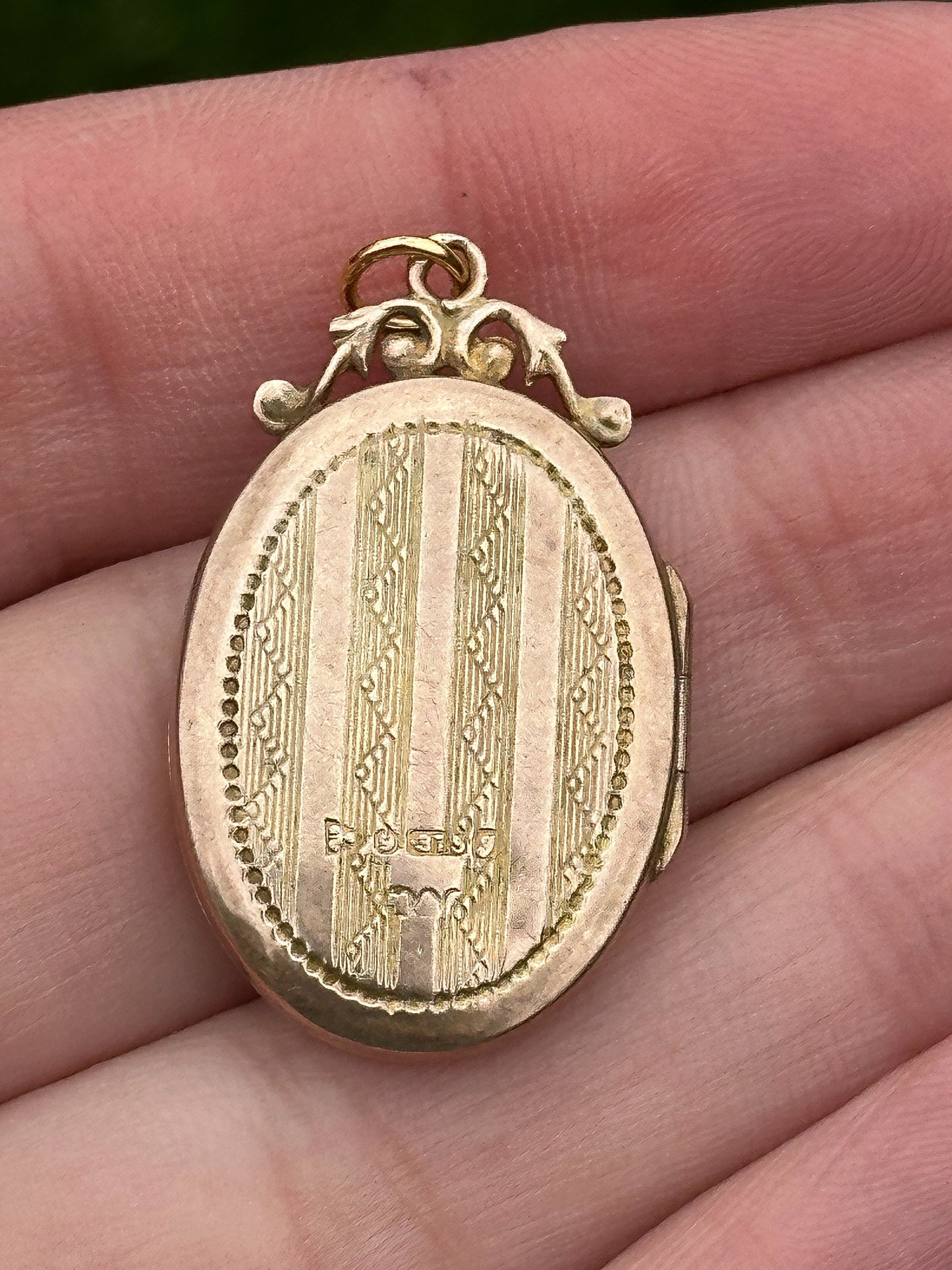 9ct Antique Chester hallmarked locket