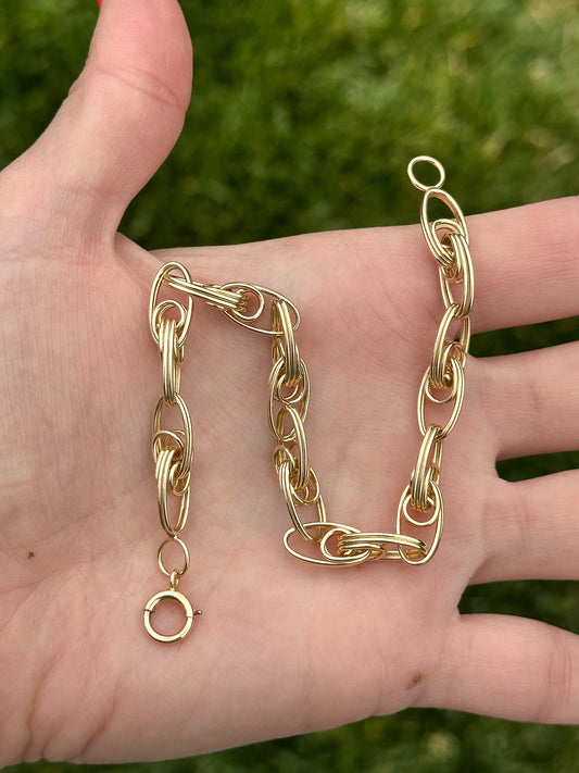 14k Vintage Love-knot bracelet with bolt clasp - 8.25”